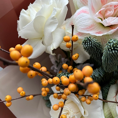 Зимний букет из амариллиса и роз "Янтарное утро" - фото 5