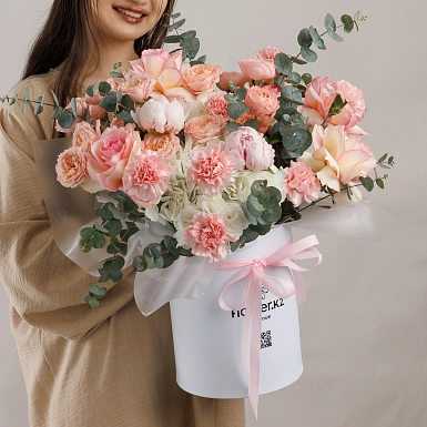 Композиция из гортензии и пионов "Лучи рассвета" - фото 2