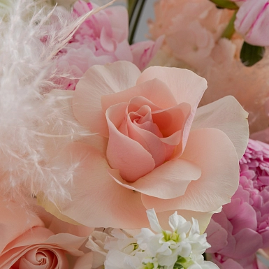 Букет с пионами и маттиолой "Чудное мгновенье" в оформлении фото