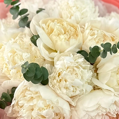 Букет из 11 белых пионов с зеленью - фото 5