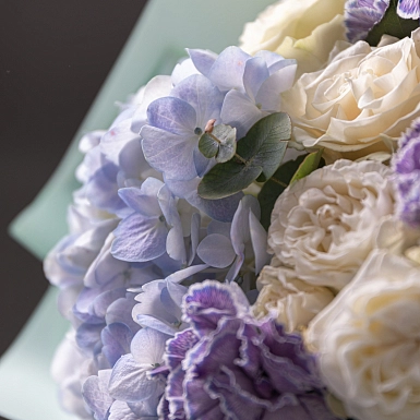 Букет из гортензии и роз "Purple velvet" фото