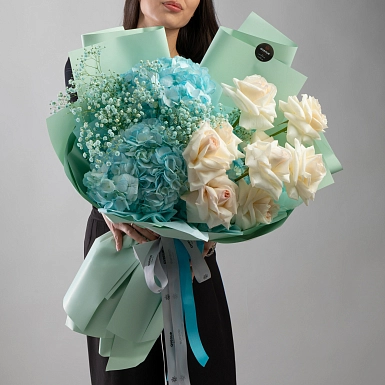 Букет из гортензий и пионовидных роз "Морская волна" фото