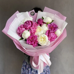 Букет из 15 местных микс пионов
