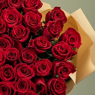 Букет из 51 красной розы 80 см в оформлении - фото 5