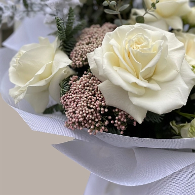 Зимний букет из роз и нобилиса "Хрустальный звон" - фото 5