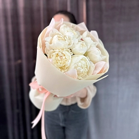 Букет из 7 белых пионов