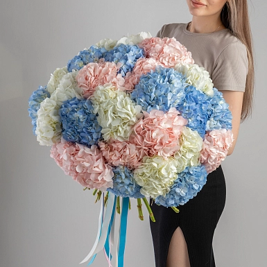 Букет из 35 разноцветных гортензий фото