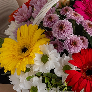 Композиция с герберами в корзине "Цветочный комплимент" - фото 5