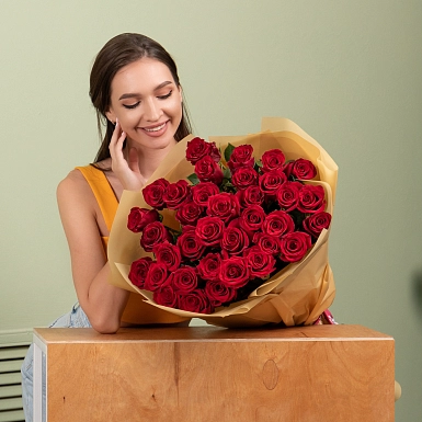 Букет из 35 красных роз 80 см в оформлении - фото 2