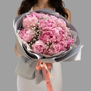 Букет из 15 розовых пионов и гипсофилы - фото 1