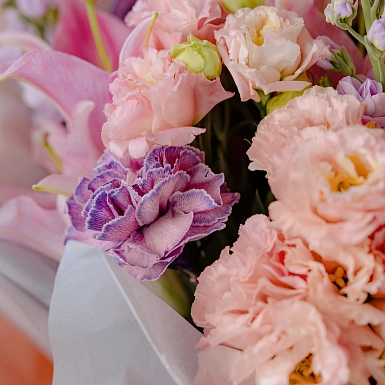 Букет с лилией и гвоздиками "Soft bloom" - фото 6