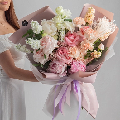 Букет из пионовидных роз и пионов "Счастливый день" в оформлении - фото 1