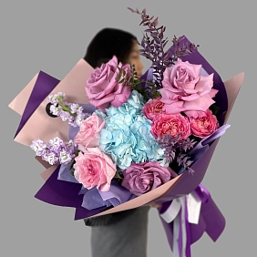 Букет из гортензии и роз "Аквамарин"