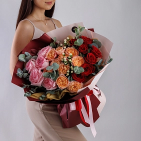 Букет с пионовидными розами "Цветочный градиент" в оформлении