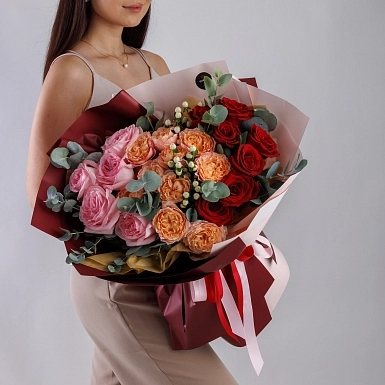 Букет с пионовидными розами "Цветочный градиент" в оформлении S - фото 1