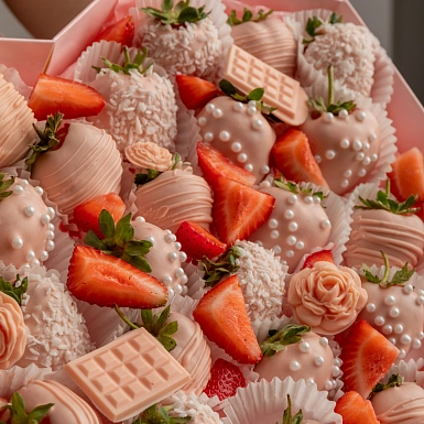 Клубника в шоколаде в коробке в форме сердца 26 шт. - фото 2