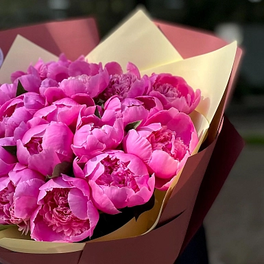 Букет из 25 местных розовых пионов - фото 3