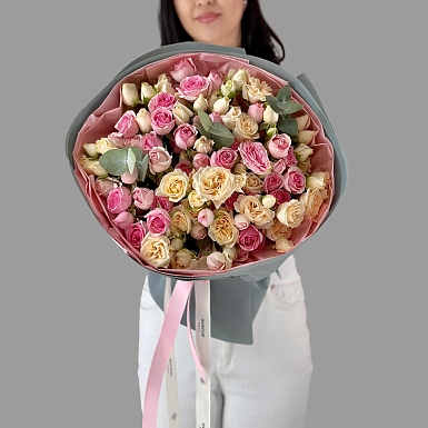 Букет из 15 розовых и кремовых кустовых роз - фото 3