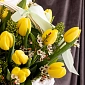 Корзинка из желтых тюльпанов с зеленью S - фото 5