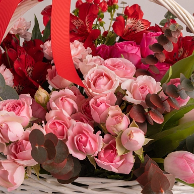 Композиция в корзине "Алые Лепестки" - фото 5
