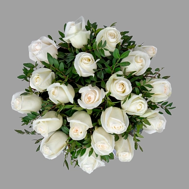 Композиция из 21 белых роз и зеленью в коробке - фото 2