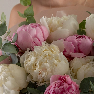 Букет из 21 розового и белого пиона - фото 4