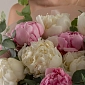 Букет из 21 розового и белого пиона - фото 4