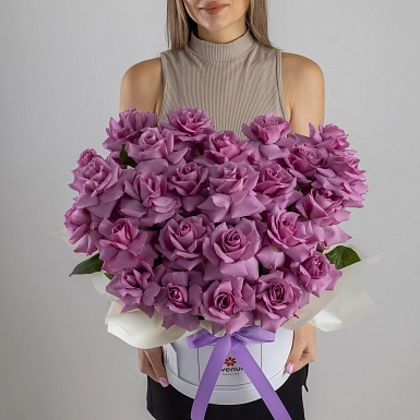 25 фиолетовых сортовых Голландских роз в коробке - фото 4
