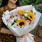 Букет из эустом и подсолнухов "Солнечные объятия" - фото 1