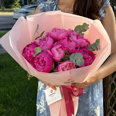 Букет из 9 малиновых пионов от Скакодуб А.А. с зеленью - фото 1