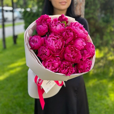 15 малиновых местных пионов в оформлении - фото 2