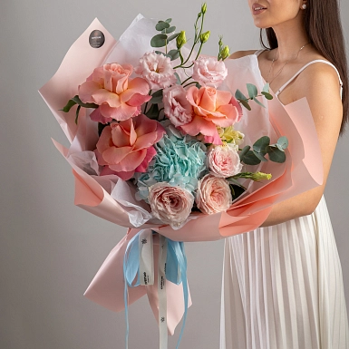 Букет из гортензии и роз “Лазурит” фото