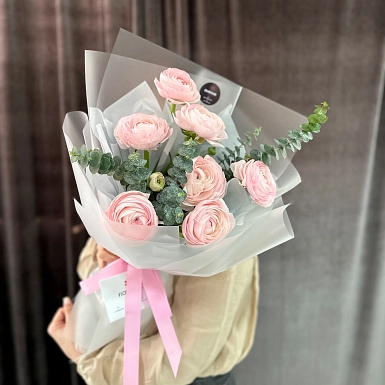 Букет из 7 ранункулюсов с зеленью "Розовая роскошь" - фото 1