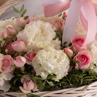 Композиция в корзине с лизиантусами "Радость Жизни" - фото 5