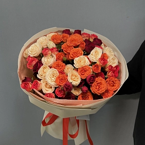 Букет из 15 микс кустовых роз "Тянь-Шань"