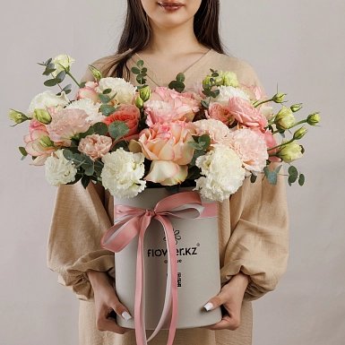 Композиция из лизиантусов и роз "Розовый ветер" - фото 3