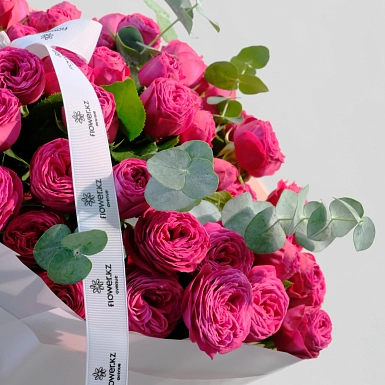Букет из 15 малиновых кустовых пионовидных роз - фото 4