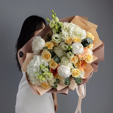 Букет из пионов и гербер "Тепло души" - фото 3