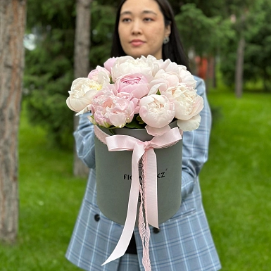 11 местных розовых пионов в коробке "Нәзік" - фото 1