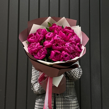 Букет из 19 местных малиновых пионов - фото 1