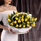 Корзинка из желтых тюльпанов с зеленью S - фото 1