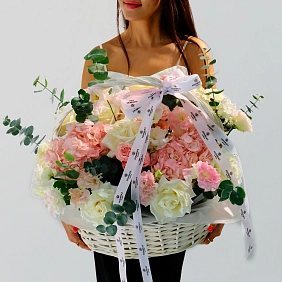 Корзина из гортензий и эустом "Рассвет"