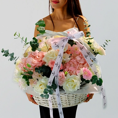 Корзина из гортензий и эустом "Рассвет" - фото 1