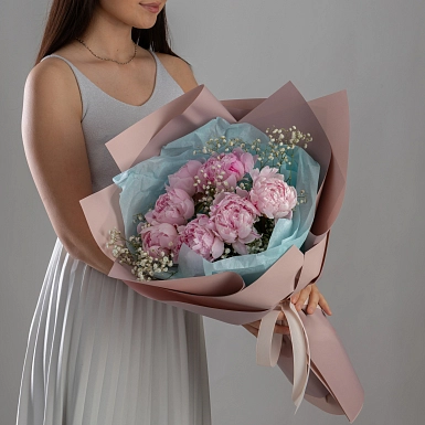 Букет из 7 розовых пионов и гипсофилы - фото 3