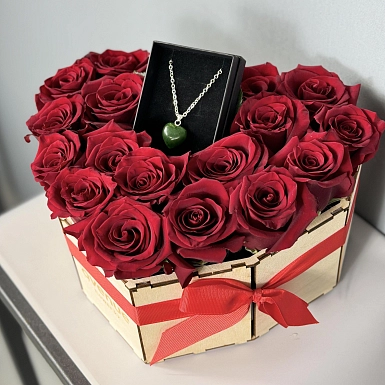 Коробка сердце из 19 роз и украшения "Праздник любви" - фото 3