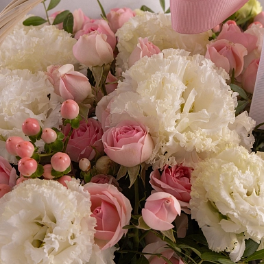 Композиция в корзине с лизиантусами "Радость Жизни" - фото 6