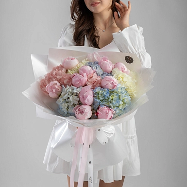 Букет с пионами и гортензией "Нежное создание" - фото 1