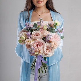 Букет из пионовидных роз и гвоздик "Ариэль"