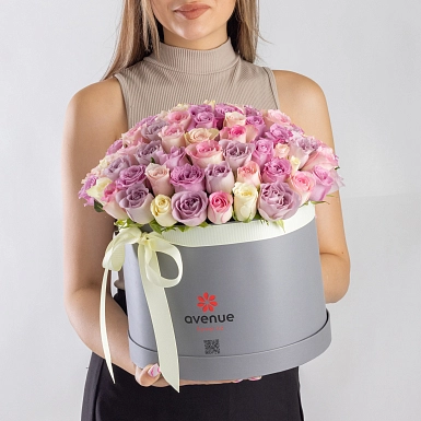 Композиция из 101 разноцветной розы в серой коробке - фото 5