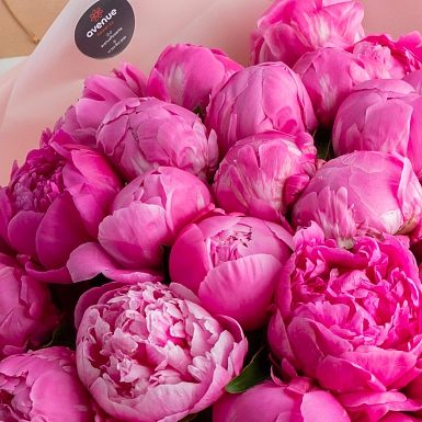 Букет из 35 малиновых пионов - фото 5